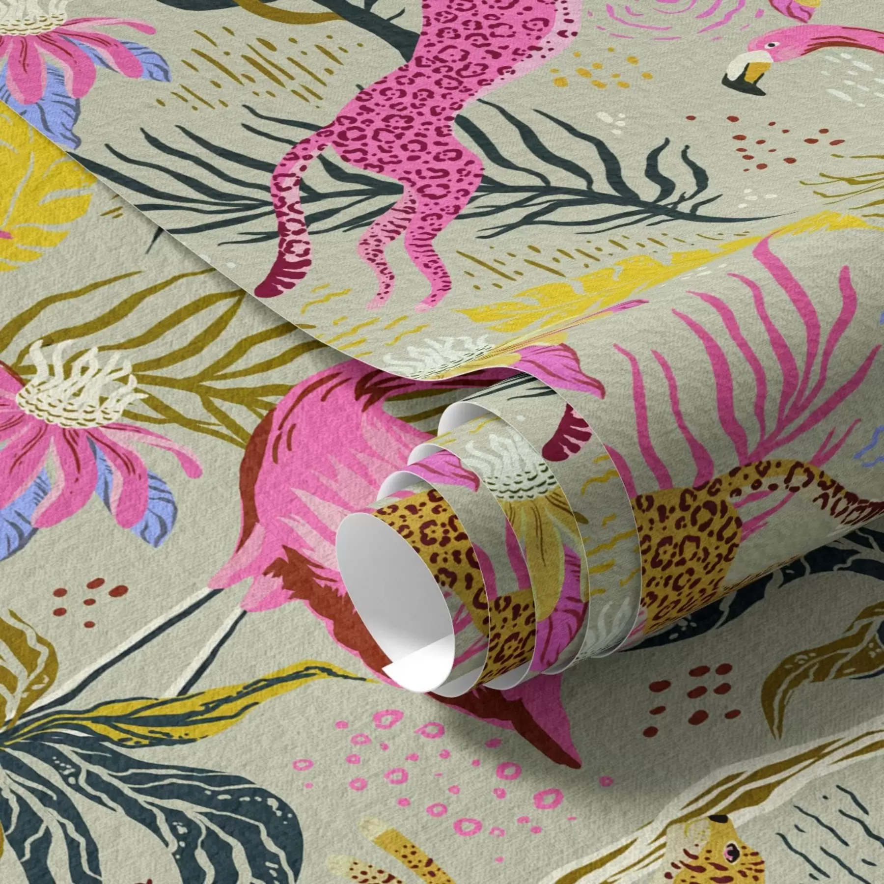 Fototapet Ljusa flamingos och leoparder bland tropiska växter a00470