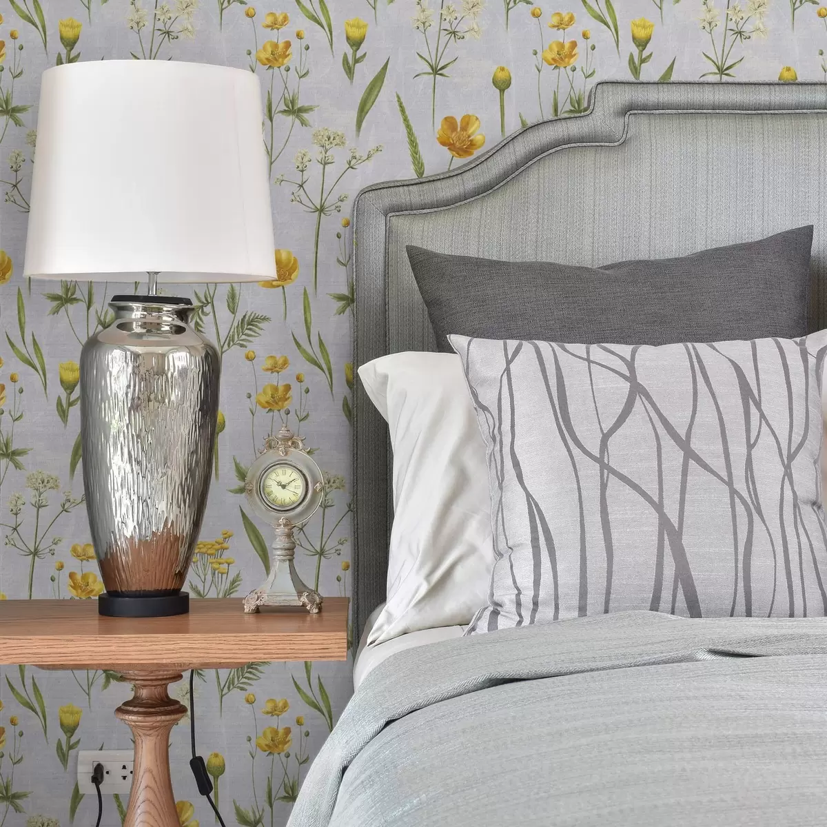 Bakgrund Gula blommor och grönska på en ljusgrå bakgrund a00472