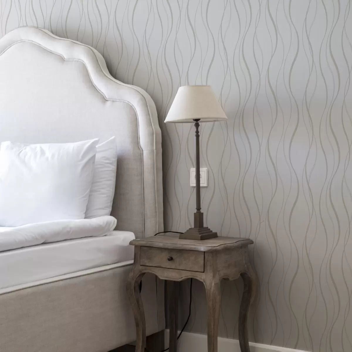 Bakgrund Abstrakta vågiga beige linjer på en vit bakgrund a00480