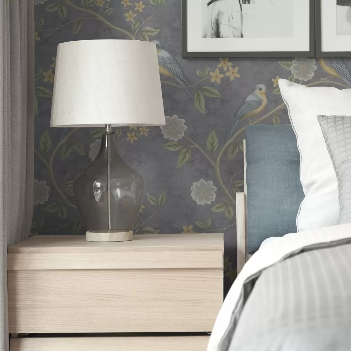 Bakgrund Fåglar på grenar bland blommor på en grå bakgrund a00483