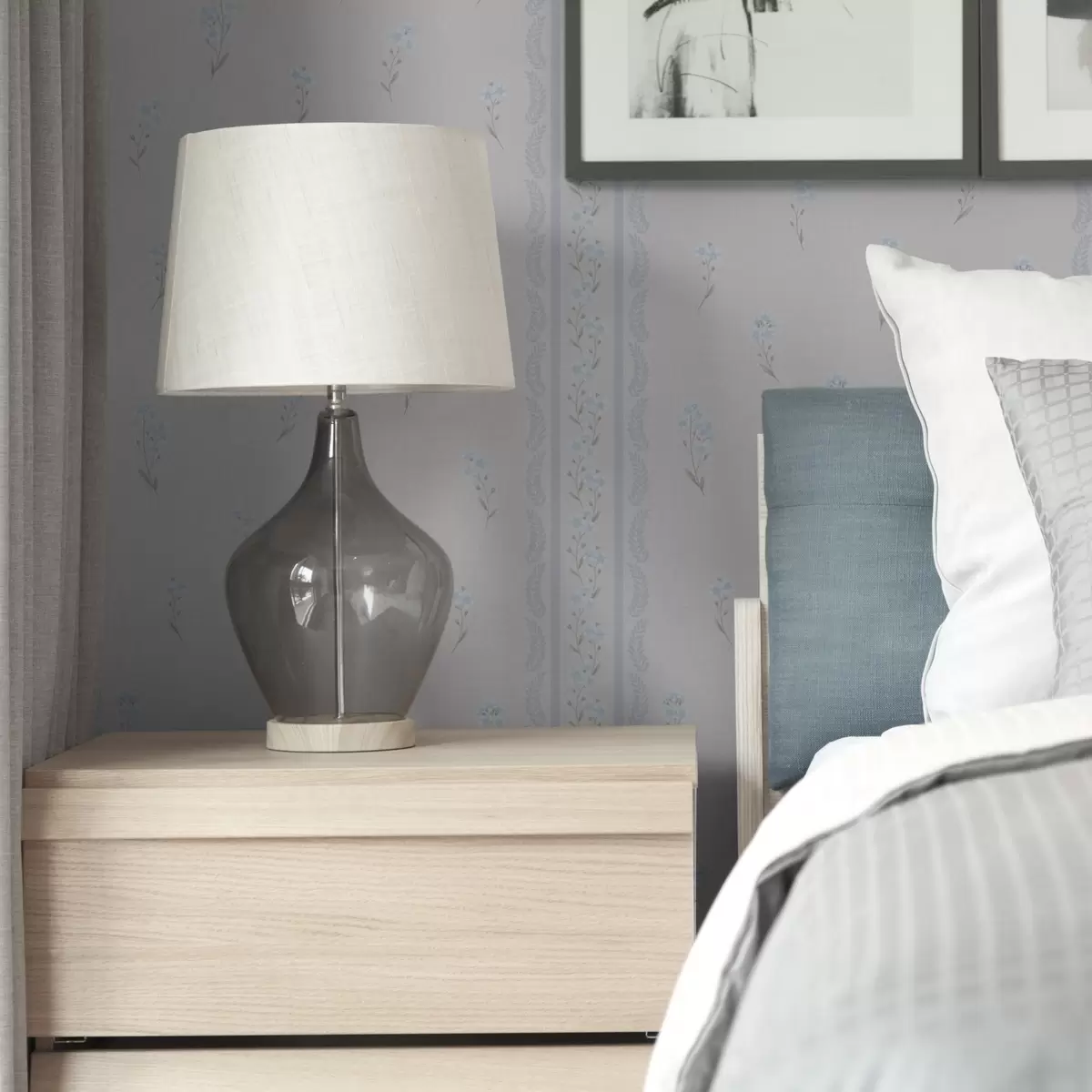 Bakgrund Vit bakgrund med blå blommor och dekorativa ränder a00484v1