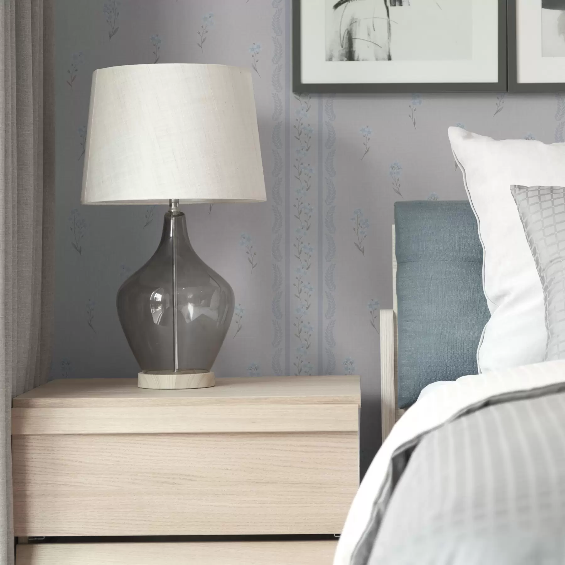 Fototapet Vit bakgrund med blå blommor och dekorativa ränder a00484v1