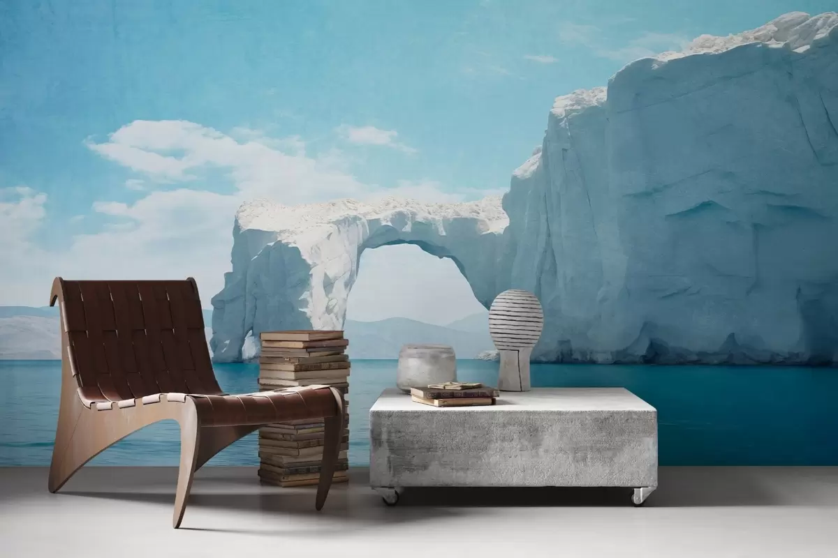 Fototapet Landskap med naturlig isbro över havet, klarblå himmel med några moln, texturerat tryck w09383