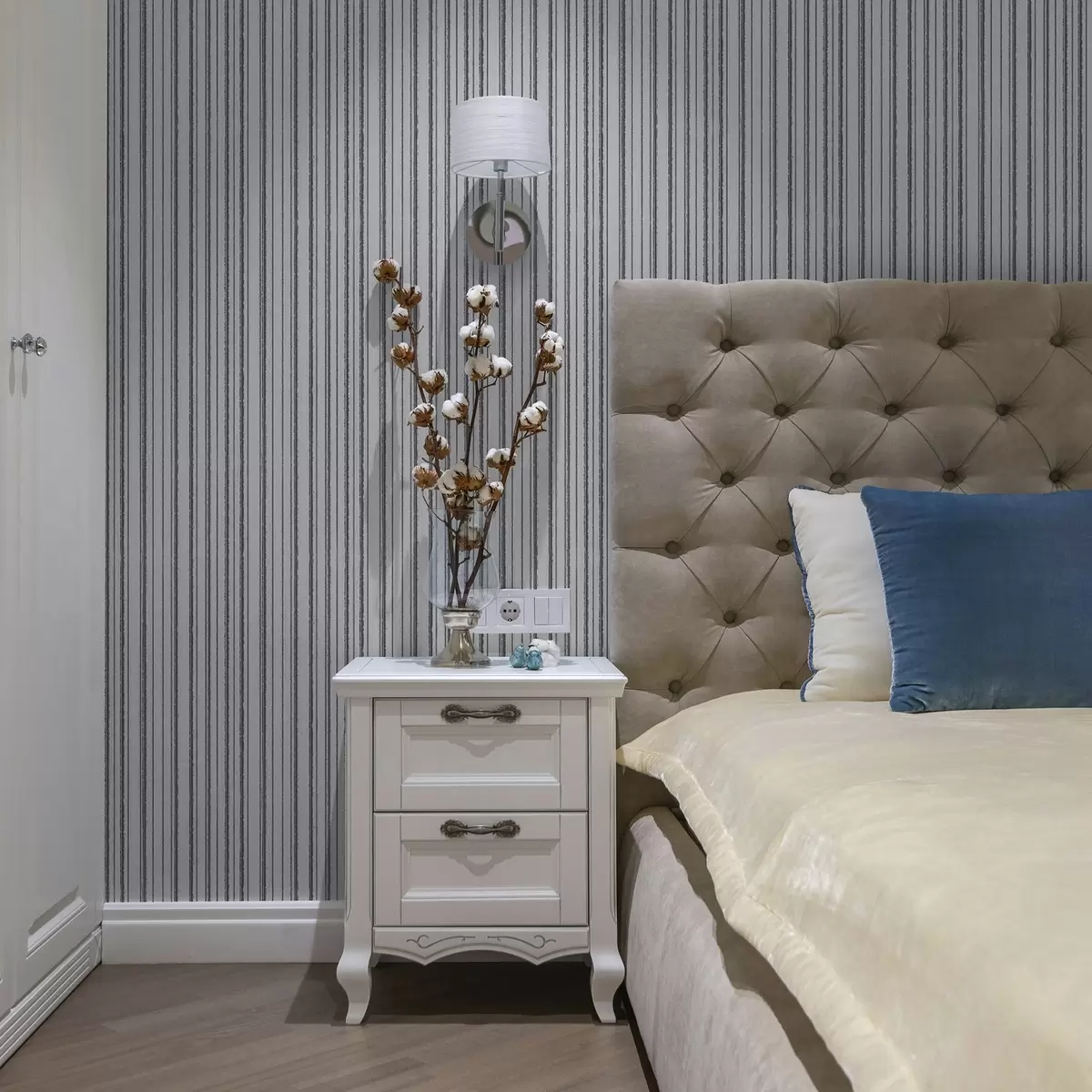 Bakgrund Grå vertikala ränder på en vit bakgrund a00507