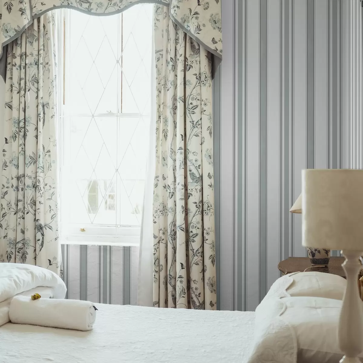 Bakgrund Dubbelmönstrat med gråblå ränder a00554