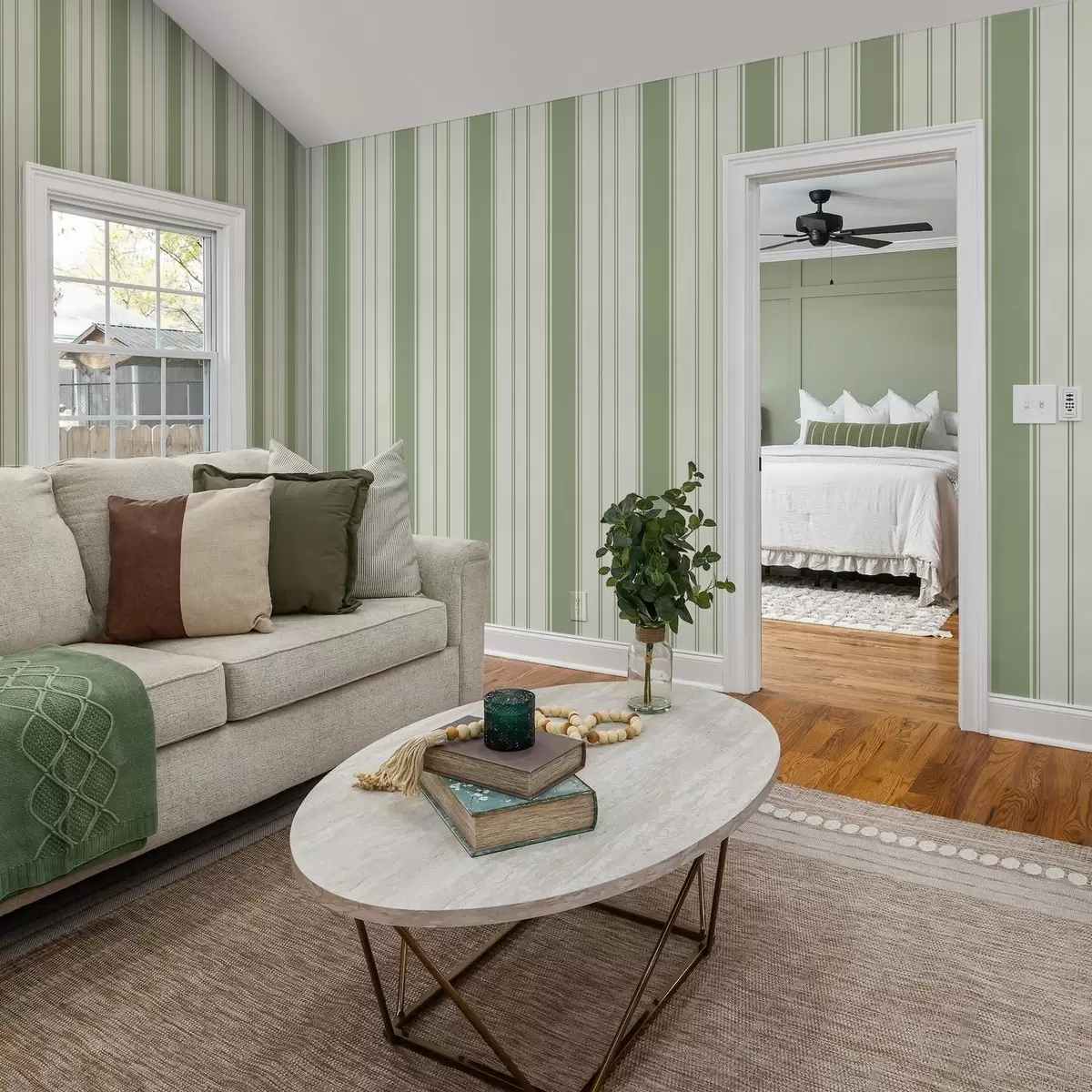 Bakgrund Krämfärgad bakgrund med breda ljusgröna ränder a00561