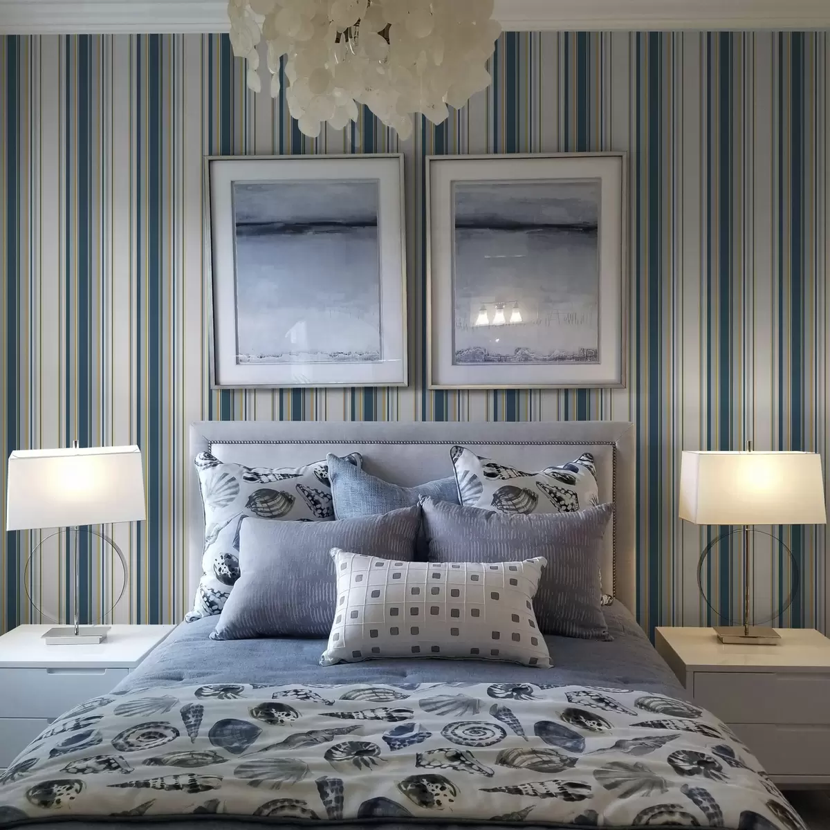 Bakgrund Kontrasterande blå och gula ränder på vit bakgrund a00566