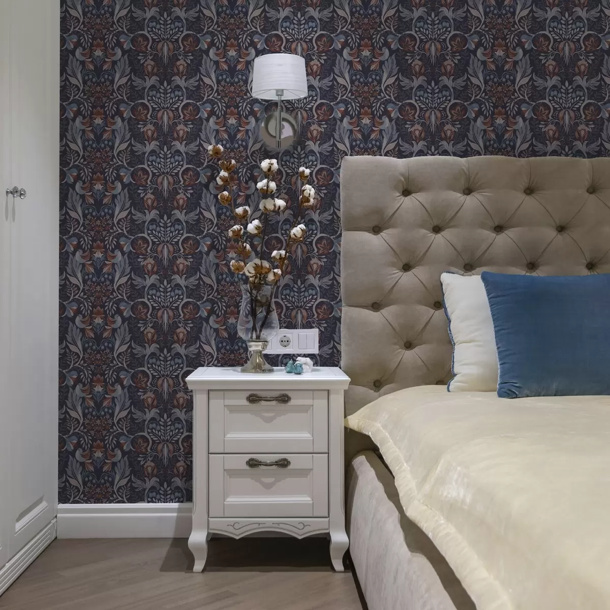 Bakgrund Folkblommor och fåglar på mörkblå bakgrund a00502