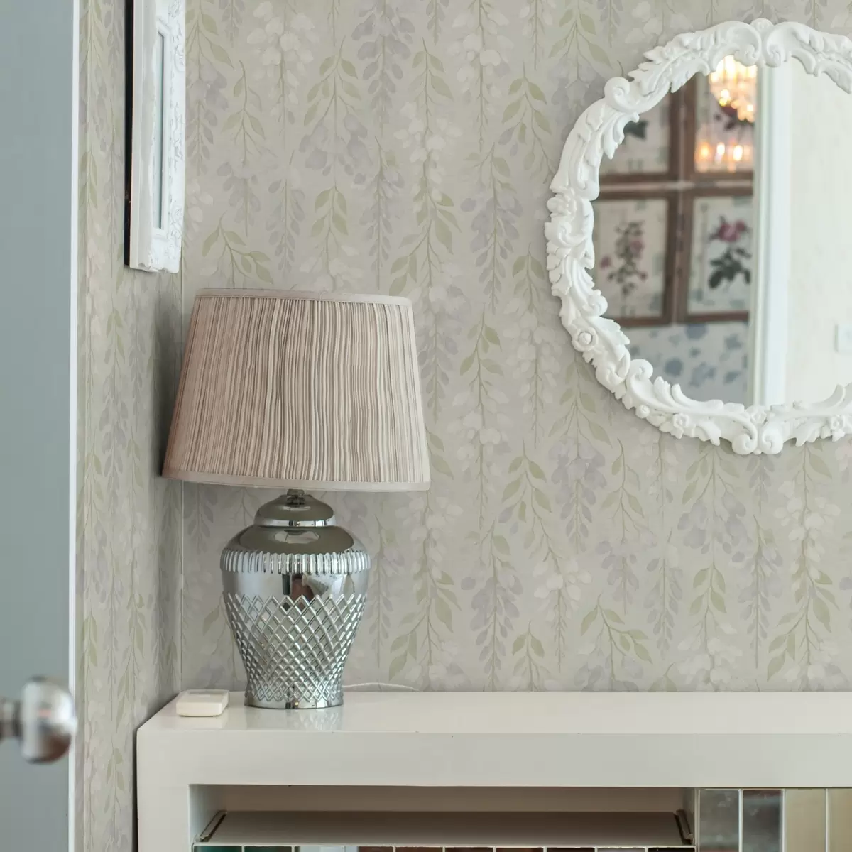 Bakgrund Hängande lavendelblå blåregn på mintgrön bakgrund a00593