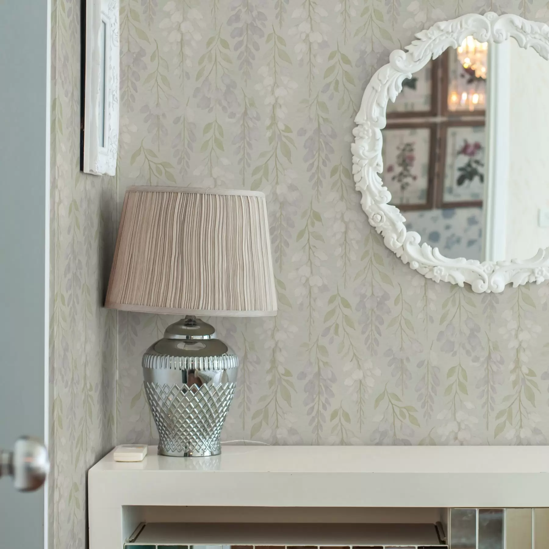 Fototapet Hängande lavendelblå blåregn på mintgrön bakgrund a00593