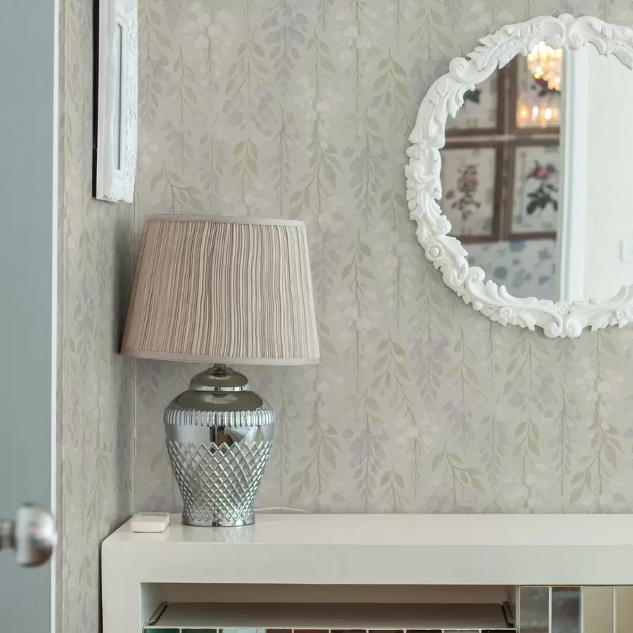 Fototapet Hängande lavendelblå blåregn på mintgrön bakgrund a00593