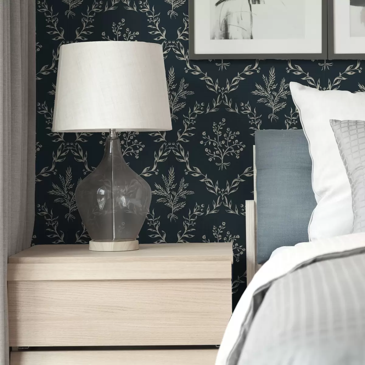 Bakgrund Vita kransar av örter och blommor på mörkblågrönt a00599v2