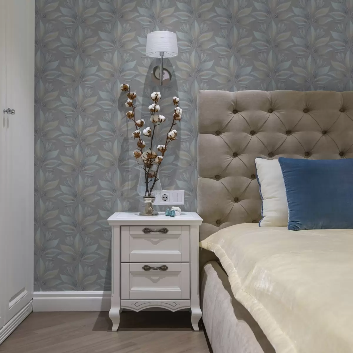 Bakgrund Stora stiliserade blad i en blå-sandfärgad palett på grått a00601