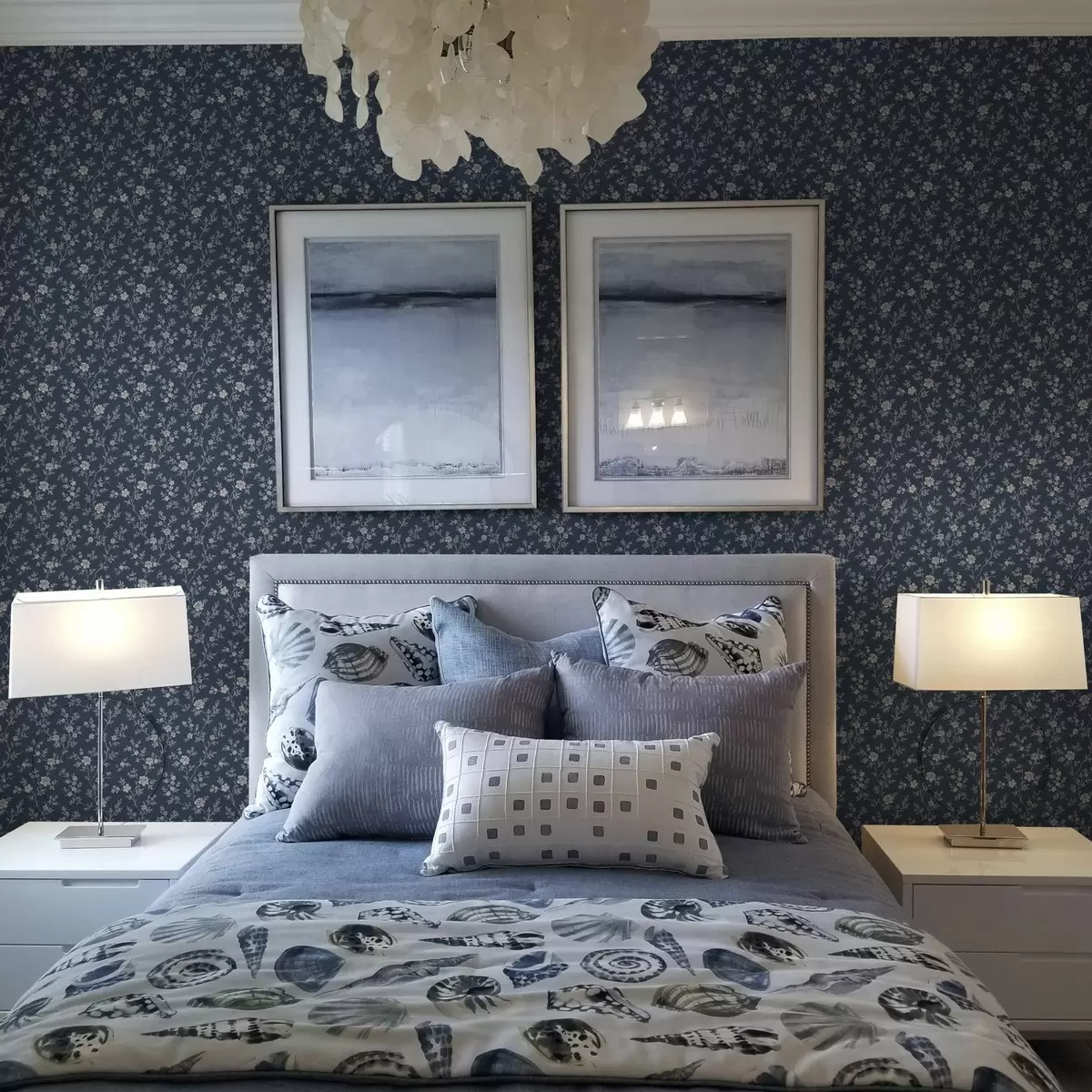 Bakgrund Mörk marinblå bakgrund med tunna beige grenar och blommor a00612