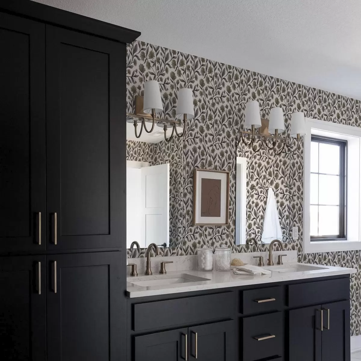 Bakgrund Vildblommor i grå-olivtoner på en krämfärgad bakgrund a00623v1