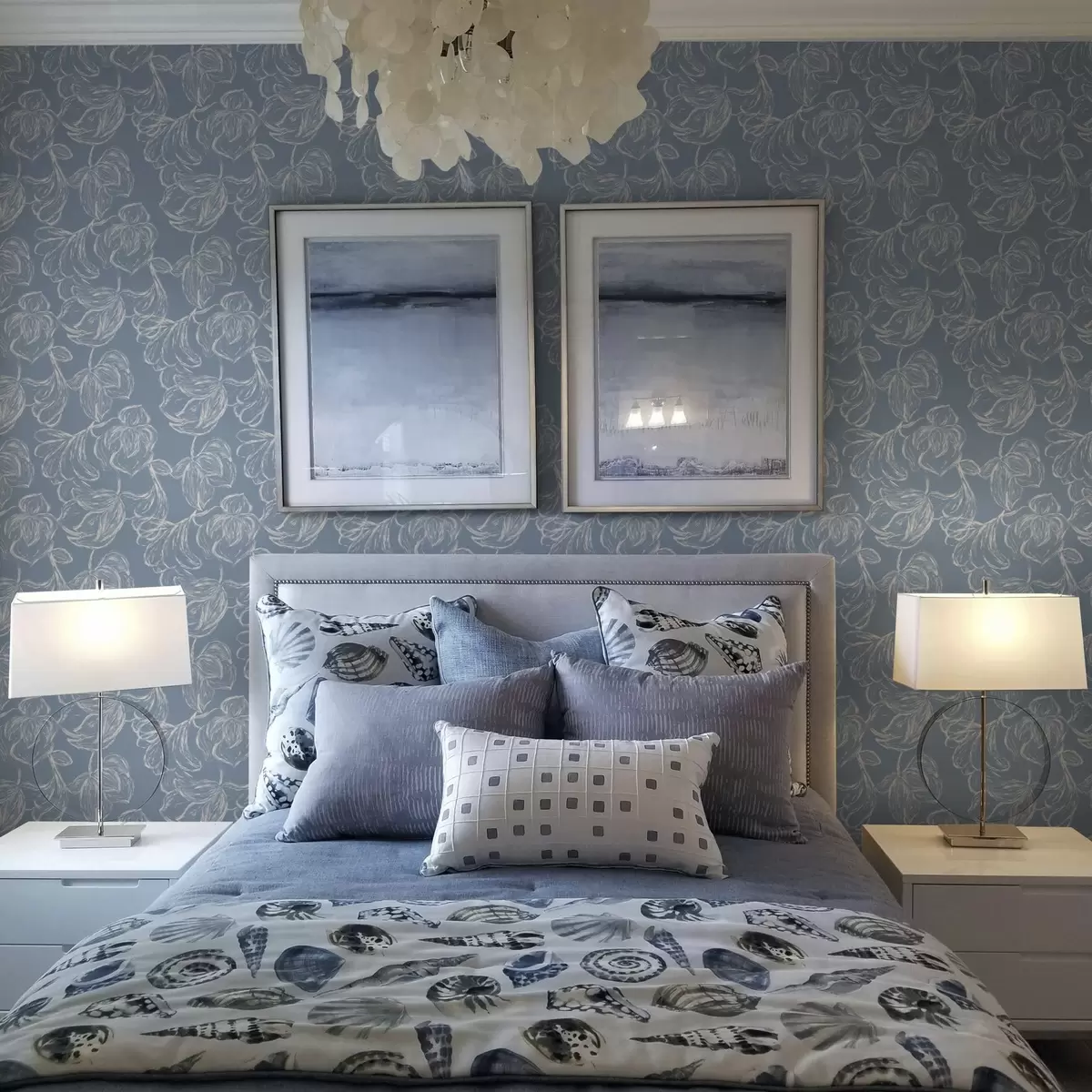 Bakgrund Ljusblå bakgrund med kritvita blommor i kontur a00625v3