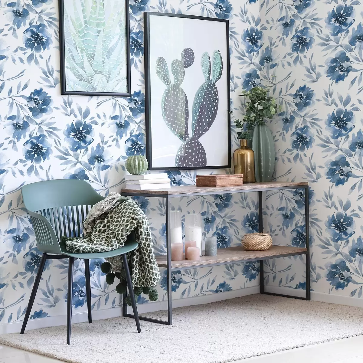 Bakgrund Akvarellmålade indigoblå pioner på vit bakgrund a00641