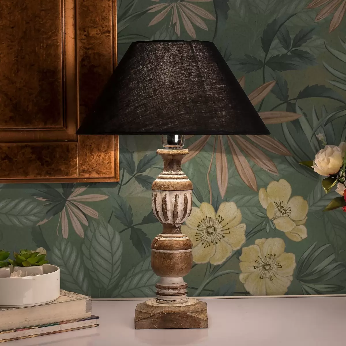 Bakgrund Gula blommor mitt i grön bladstruktur a00718