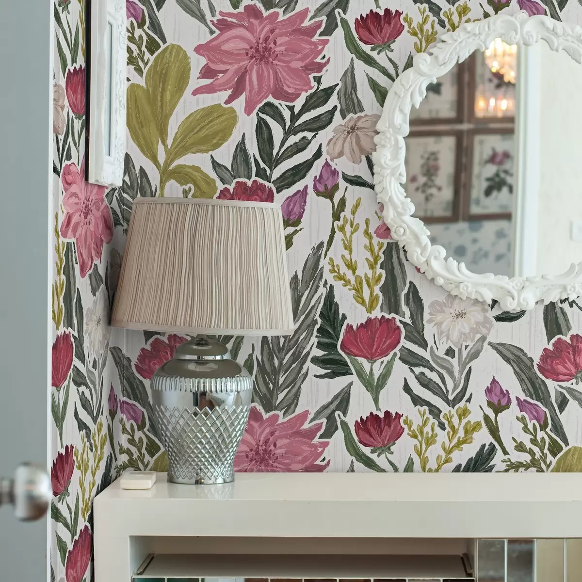 Bakgrund Frodiga rosa och krämfärgade blommor på vit bakgrund, impastotekstur a00629v1