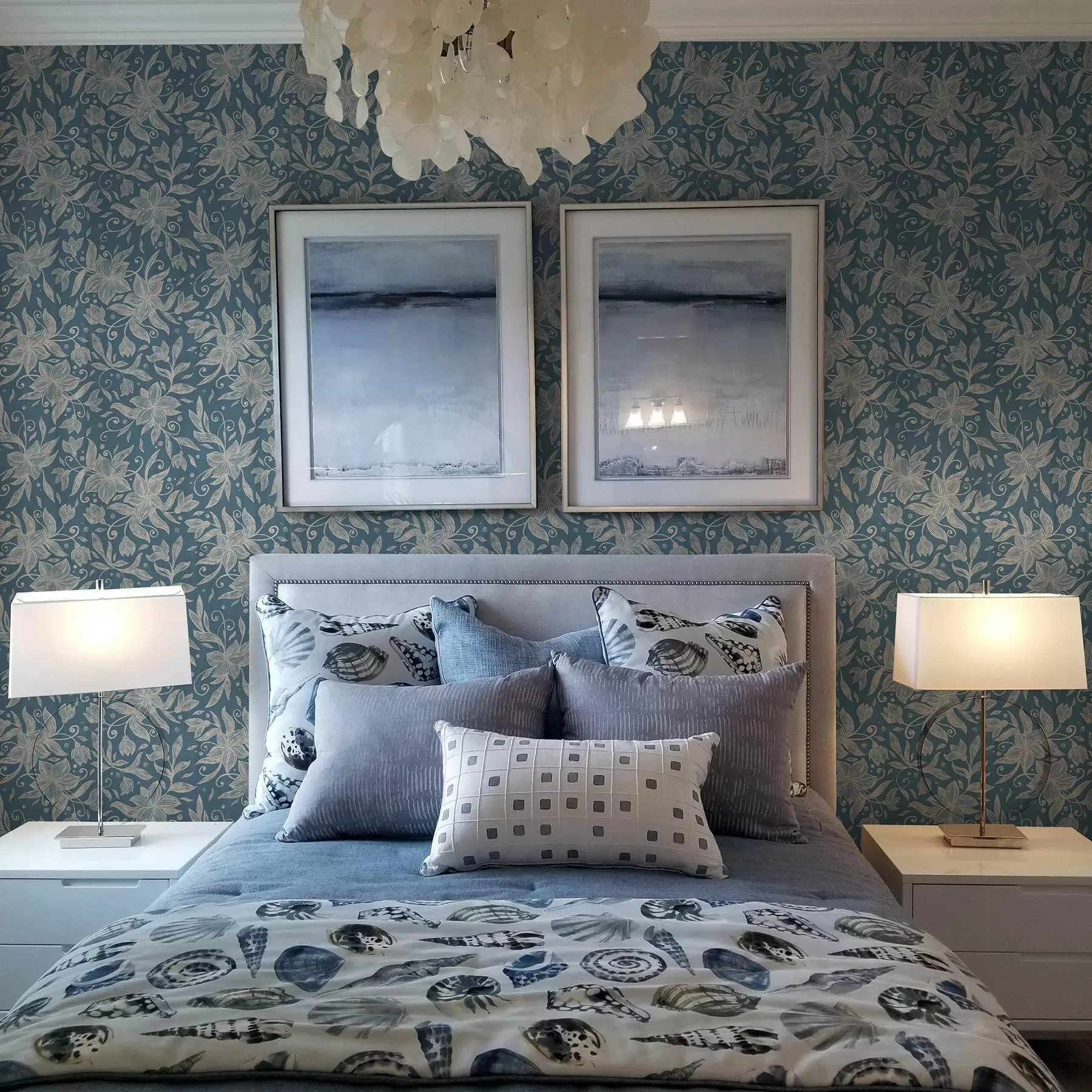 Fototapet Krämfärgade linjära blommor på blå bakgrund, fina snirklar a00630