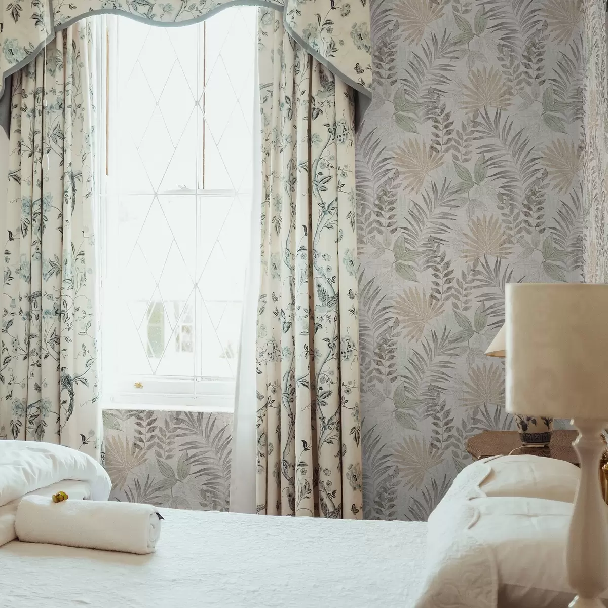 Bakgrund Pastellfärgade tropiska blad på ljus bakgrund, subtil struktur a00725