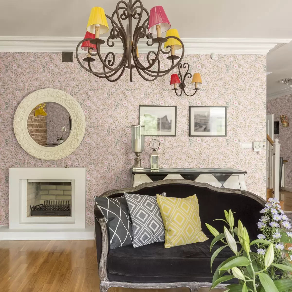 Bakgrund Delikata rosa blommor och mjuka blad på pastellfärgad bakgrund a00788