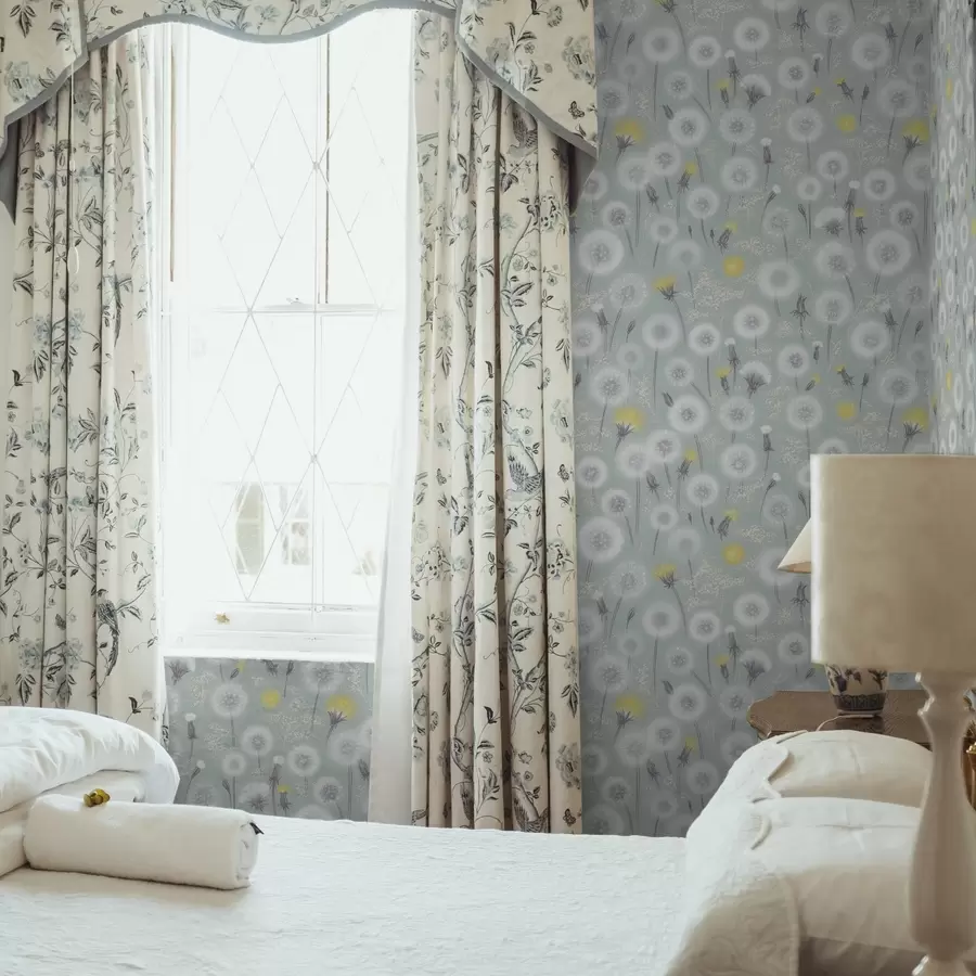 Fototapet Fluffiga maskrosor och frön på en mintgrön bakgrund a00790