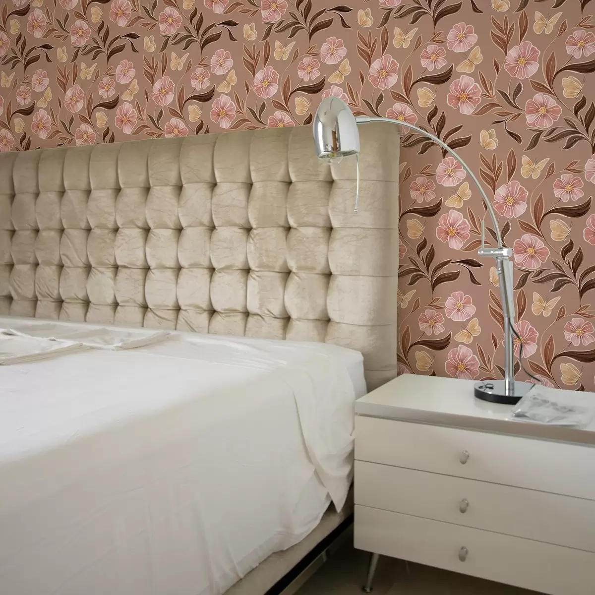 Bakgrund Rosa blommor och fjärilar på en varm brun bakgrund a00633v1