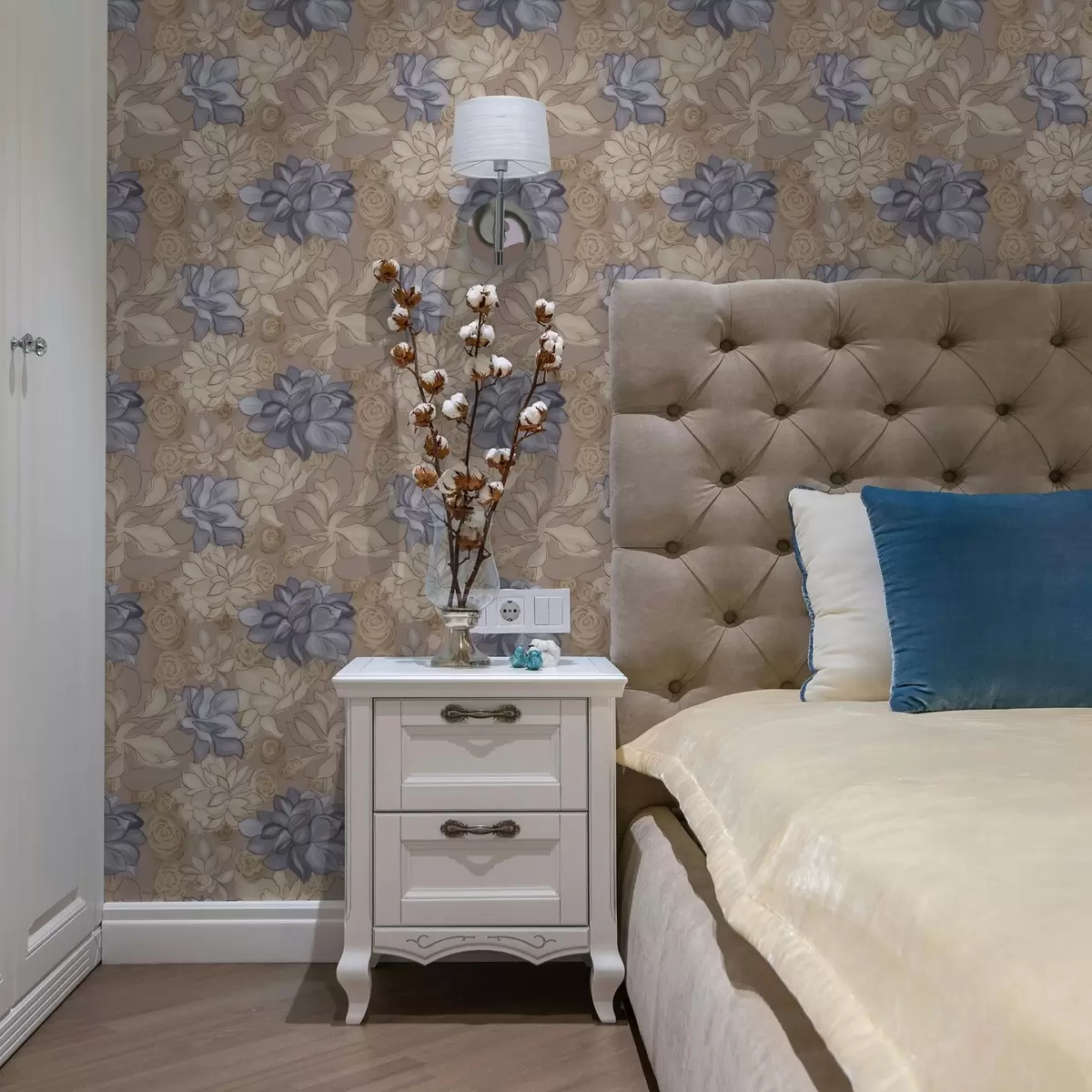 Bakgrund Krämfärgade och blå blommor på en varm beige bakgrund a00634v1