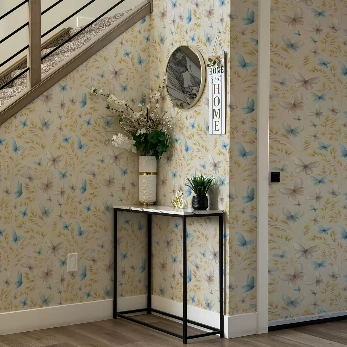 Bakgrund Ljusa fjärilar bland gula löv på en ljus bakgrund a00795