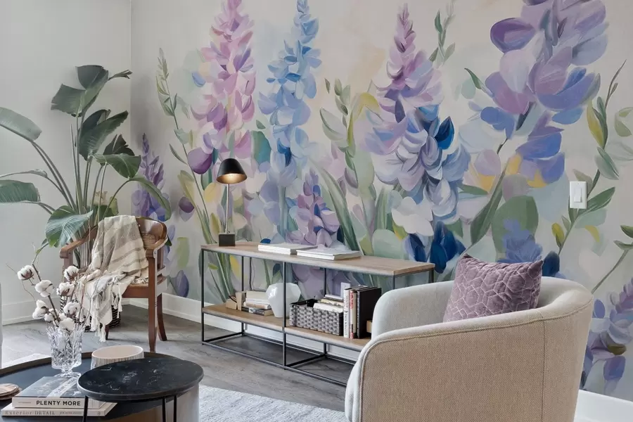 Fototapet Lila och blå texturerade blommor med blå blad, ljus bakgrund, mjuka penseldrag, livfulla färger w09482