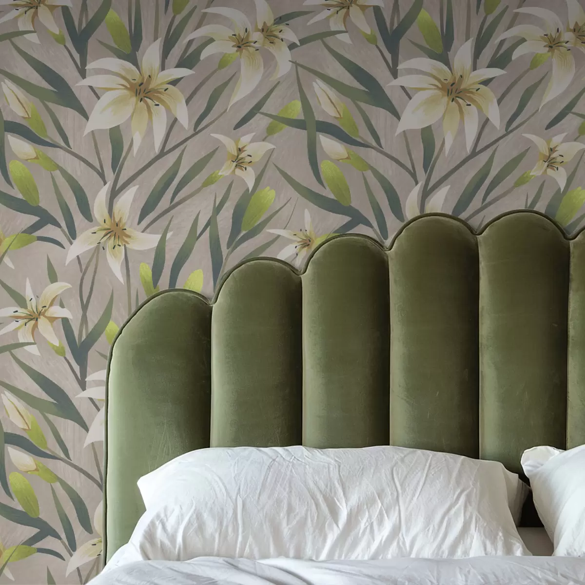 Bakgrund Krämfärgade liljor med blad på gråbeige bakgrund a00837