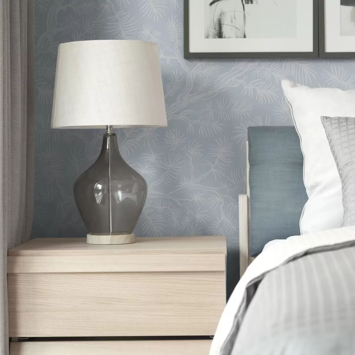 Bakgrund Ljusfärgade tallgrenar på blå bakgrund a00838