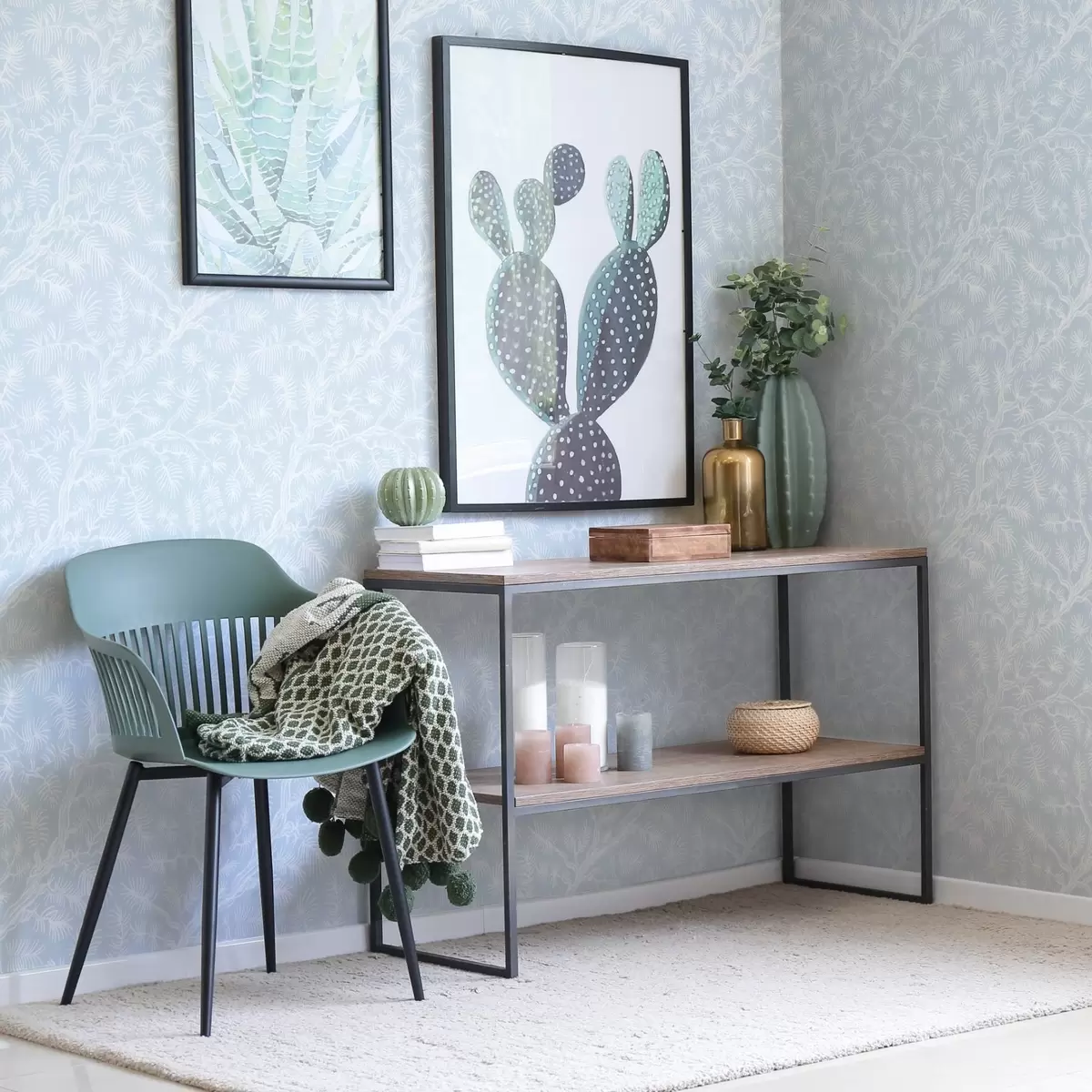 Bakgrund Ljusfärgade tallgrenar på blå bakgrund a00838