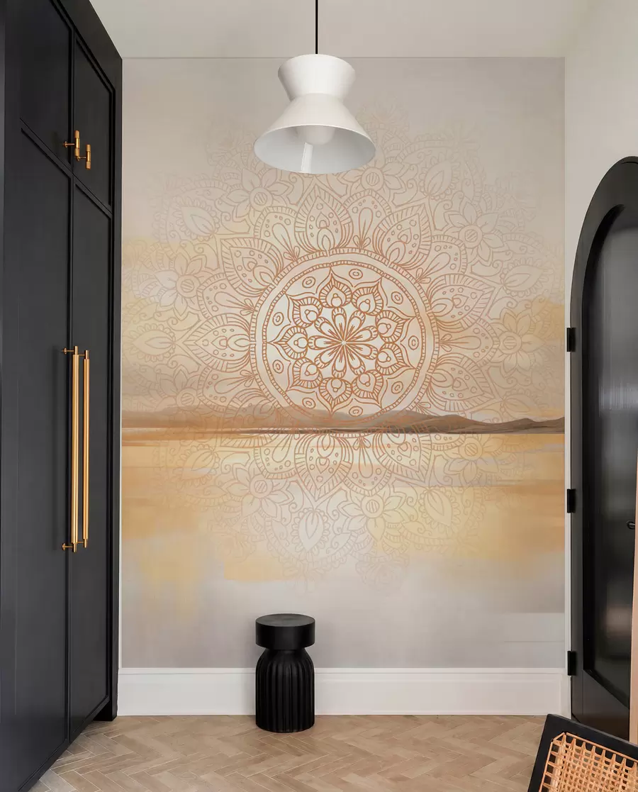 Fototapet Strukturerad symmetrisk mandala-design som överlagrar ett landskap med hav, kullar och himmel, mjuka pastellfärger w09491