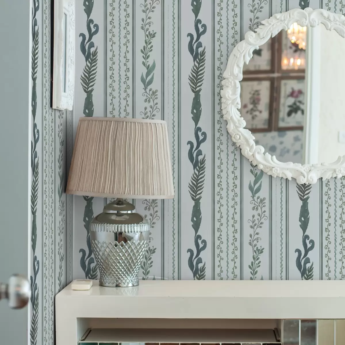 Bakgrund Ränder med grenar och lockar på sval ljusblå bakgrund a00823v1