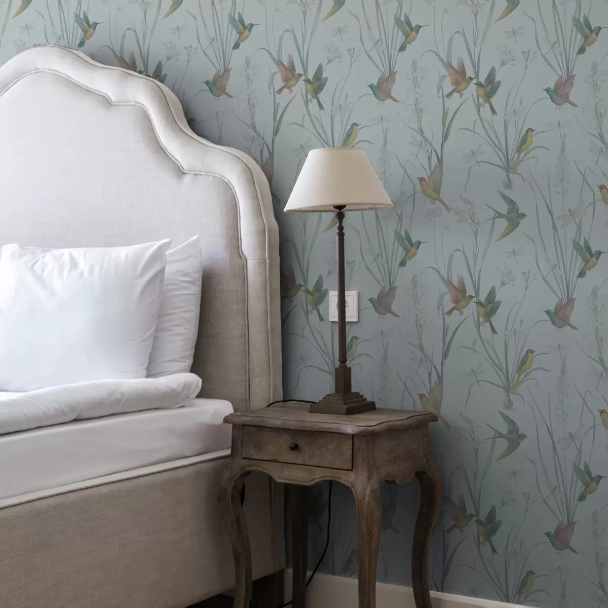 Bakgrund Fåglar bland ängsgräs på gråblå mark a00776