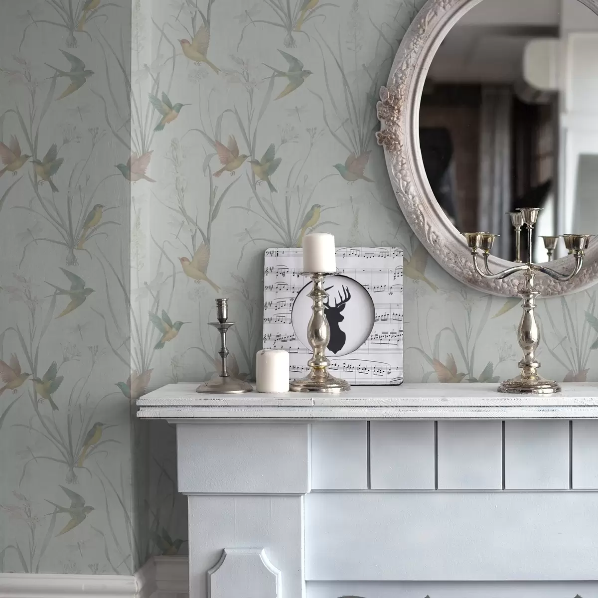 Bakgrund Fåglar bland ängsgräs på ljusgrå mark a00776v1