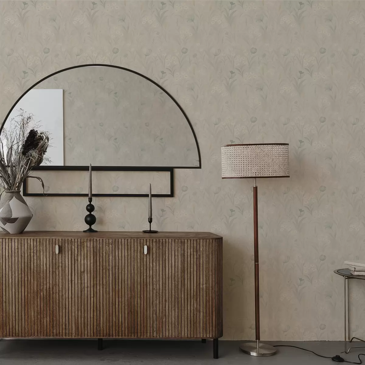 Bakgrund Mild äng med tulpaner och prästkragar, pastellfärgad salvia a00779