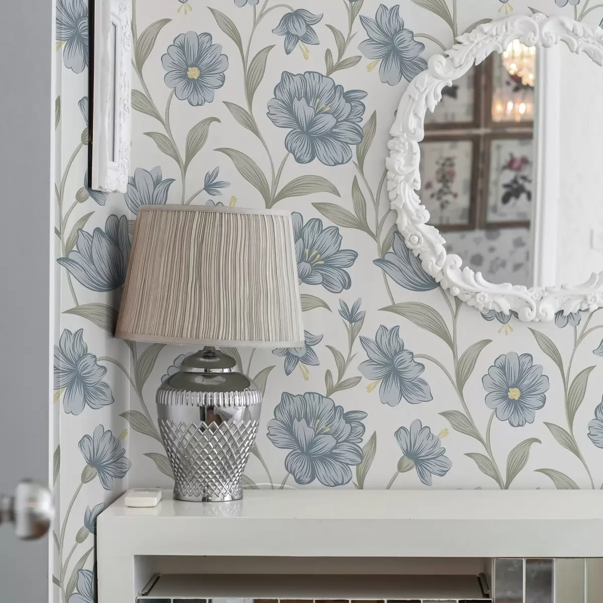 Bakgrund Dammiga blå blommor med olivblad på vitt a00780