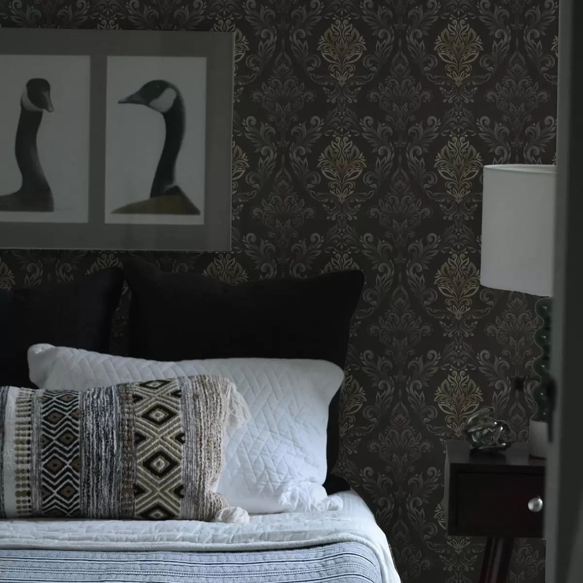 Bakgrund Damask på mörk grafitbakgrund, accenter i olivockra a00828v5