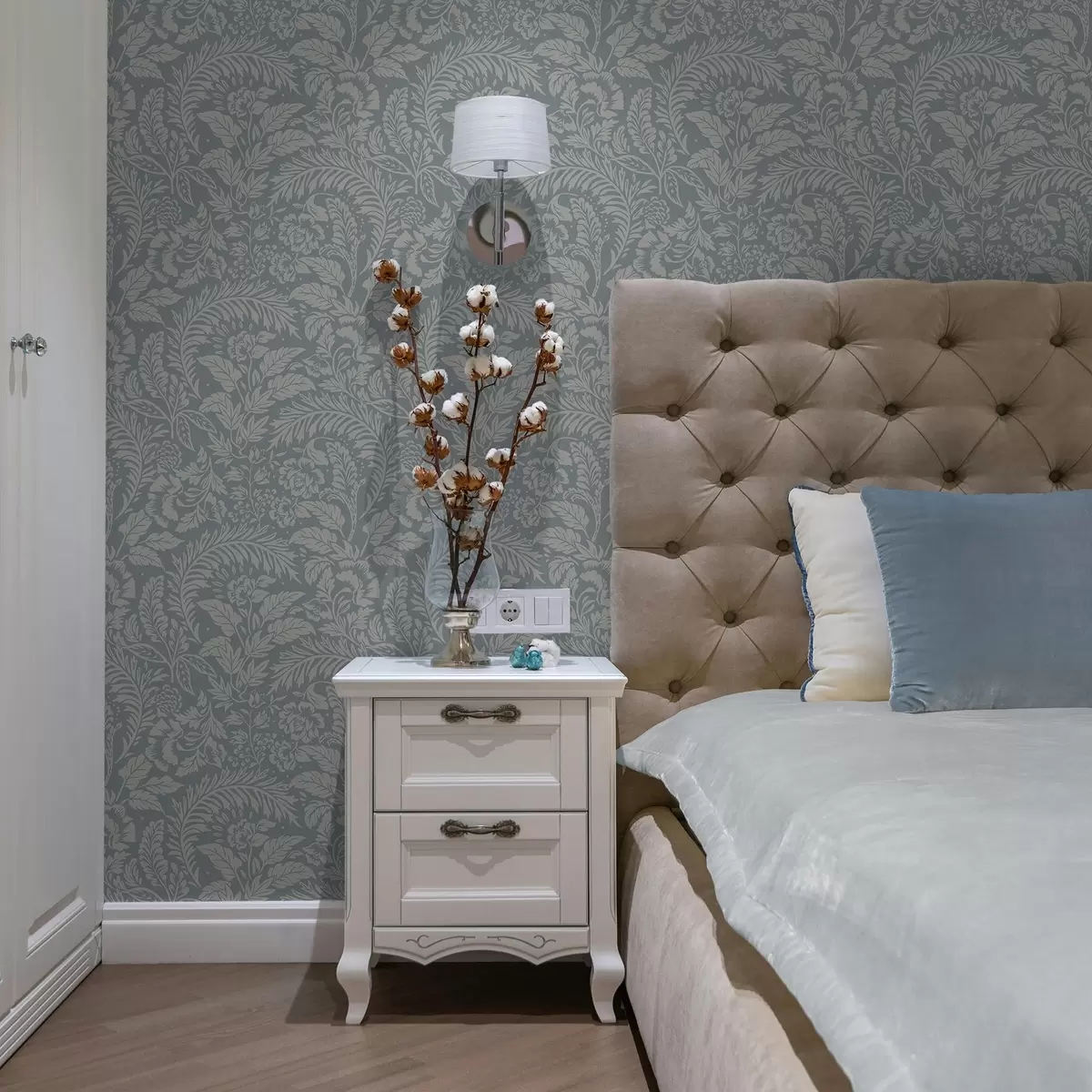 Bakgrund Monokromt blommönster på gråblå bakgrund a00859