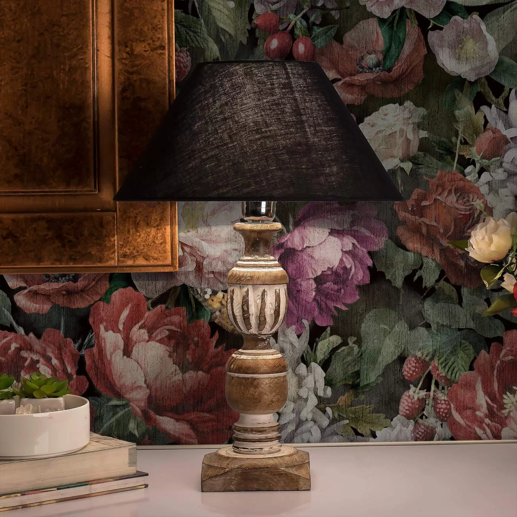 Fototapet Mörka dramatiska pioner, bär och fjäril på svart bakgrund a00862