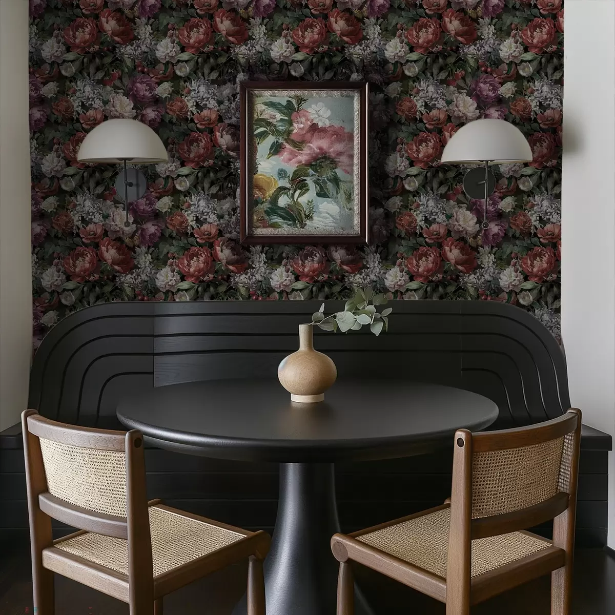 Bakgrund Mörka dramatiska pioner, bär och fjäril på svart bakgrund a00862