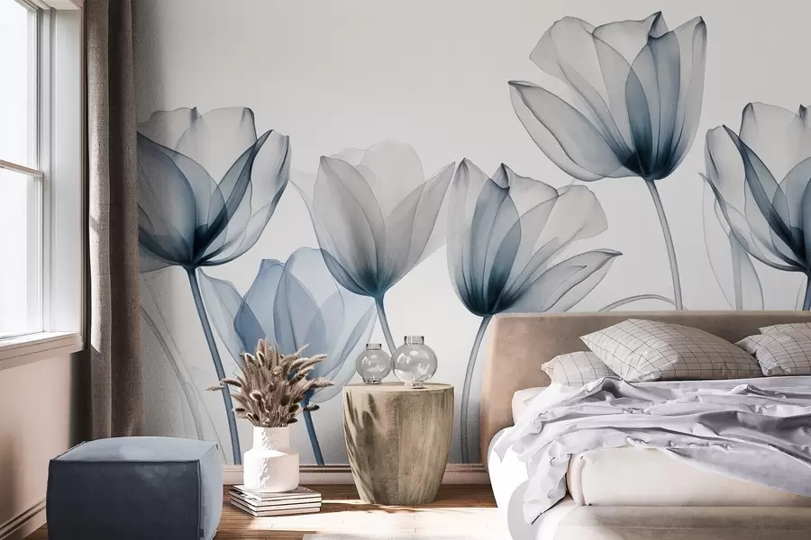 Fototapet Genomskinliga blå och vita tulpanblommor med långa stjälkar mot ljus bakgrund, delikat och strukturerad blomsterkonst w09538