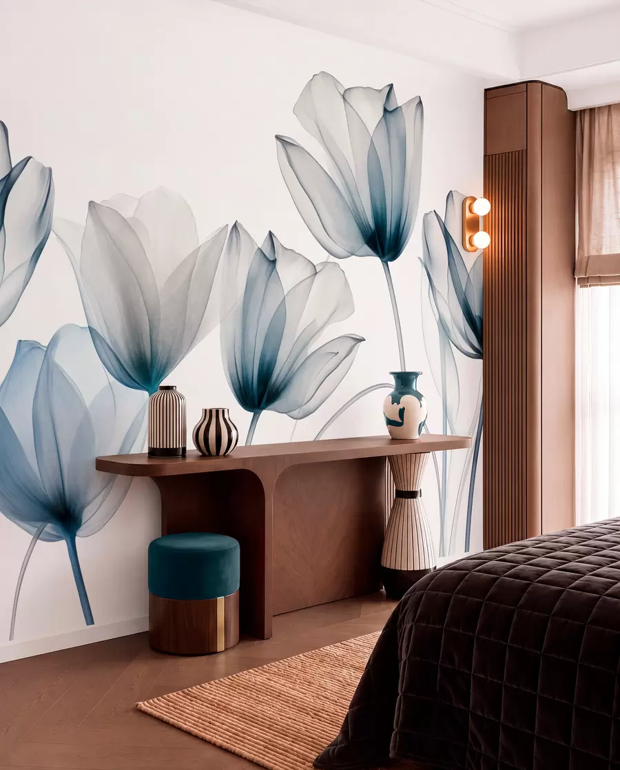 Fototapet Genomskinliga blå och vita tulpanblommor med långa stjälkar mot ljus bakgrund, delikat och strukturerad blomsterkonst w09538