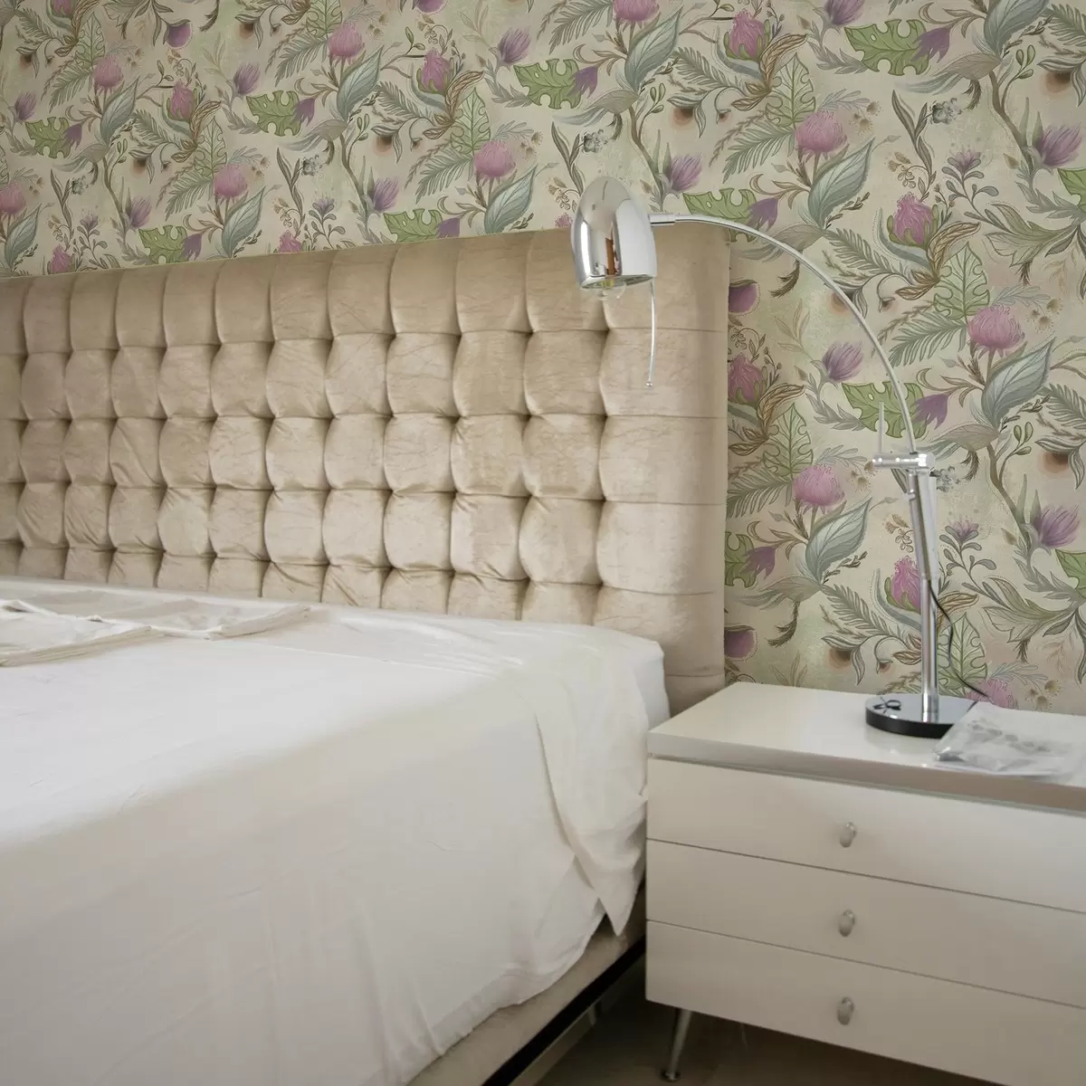 Bakgrund Lila knoppar och mjuk grönska på en krämfärgad bakgrund a00930v2