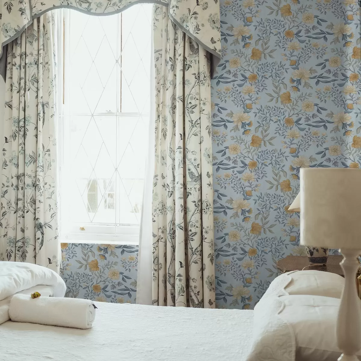 Bakgrund Gula och blå blommor med blad på en himmelsblå bakgrund a00934