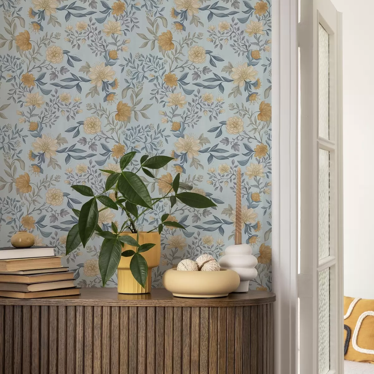 Bakgrund Gula och blå blommor med blad på en himmelsblå bakgrund a00934