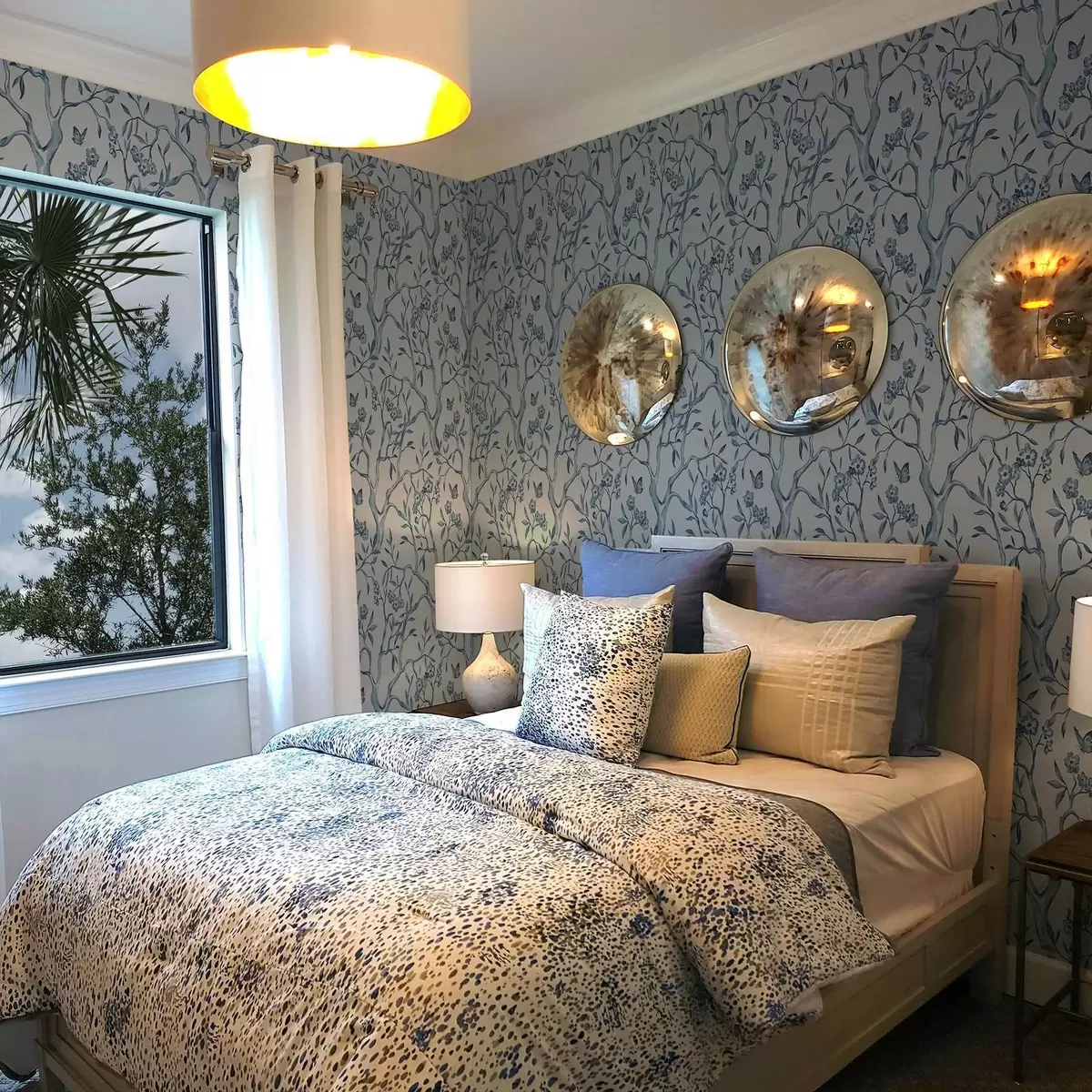 Bakgrund Akvarellmålade blå grenar med blommor och fjärilar på ljus bakgrund a00951